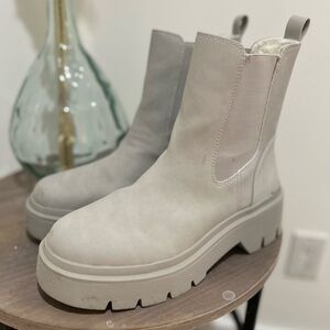 Women’s greyish boot